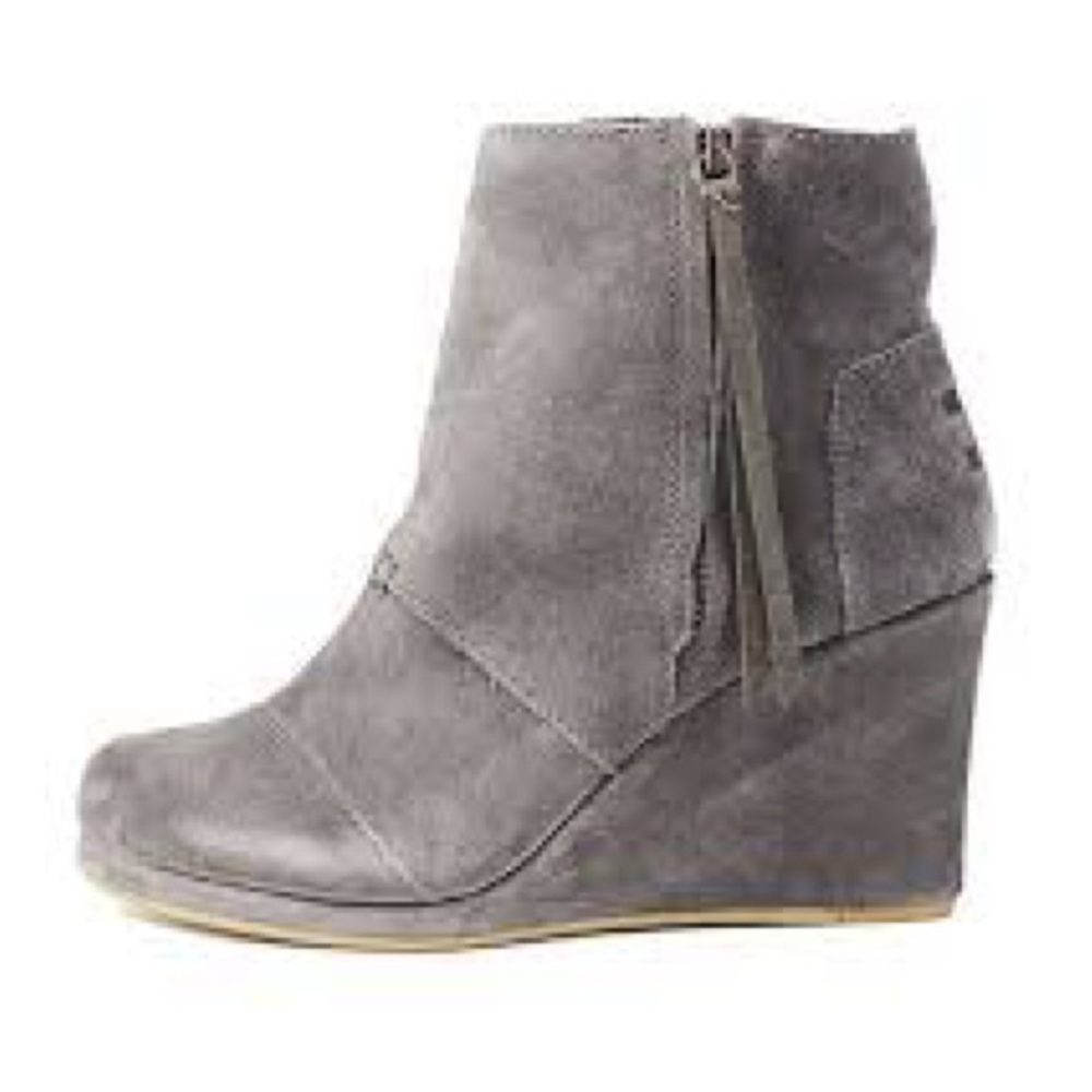 Tom’s desert wedge bootie in gray suede 8.5